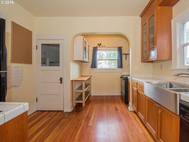 Building Photo - Amazing Well Kept Secret! 4bed 1.5bath Bungalow!