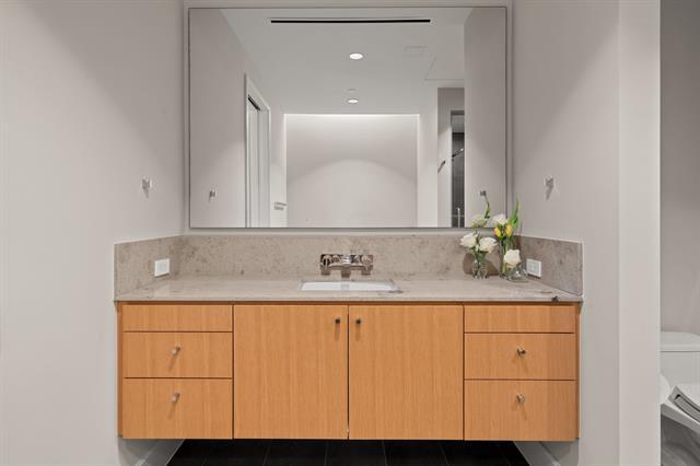 Building Photo - 2408 Victory Park Ln