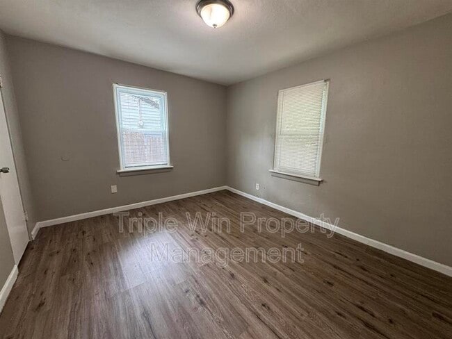 Building Photo - 9733 Dennis Dr