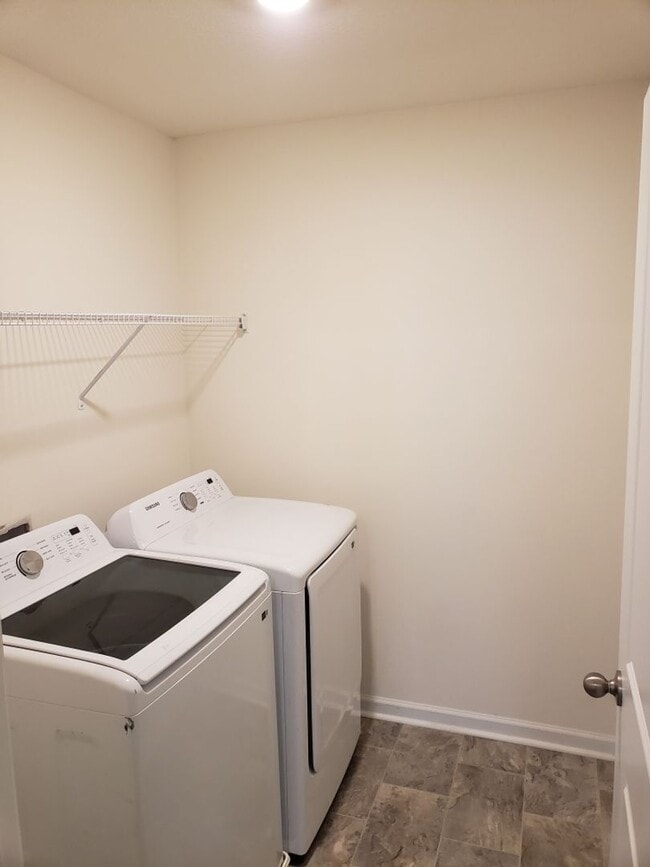 Building Photo - 3 Bedroom / 2.5 Bath Home Kingsport TN - Over 2100 Sq Foot!