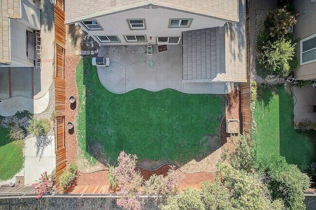 Building Photo - Stunning East Davis home available for fall move in!