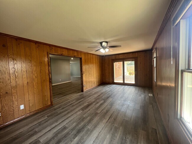 Building Photo - 83 Roundtable Rd
