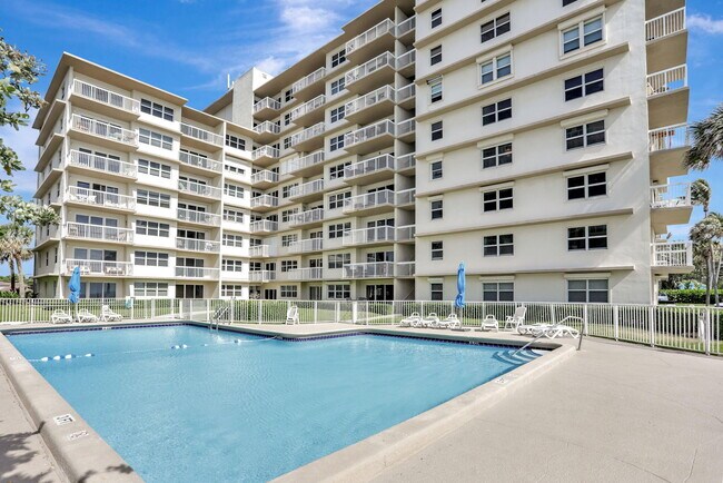 Building Photo - 1069 Hillsboro Mile