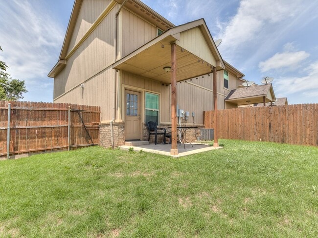 Building Photo - Charming 2-Bedroom Townhouse: Comfort and ...