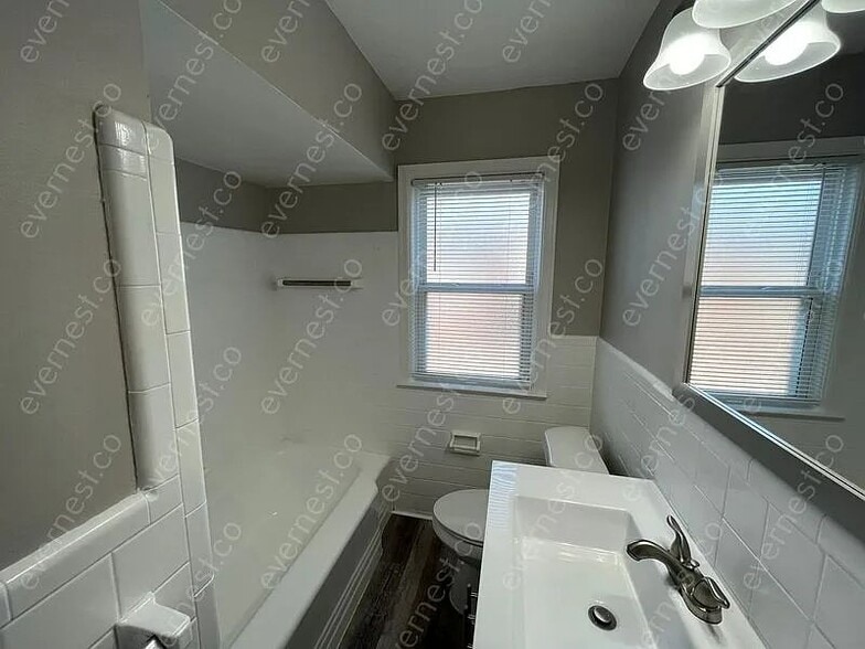 Building Photo - 15516 Lincoln Ave