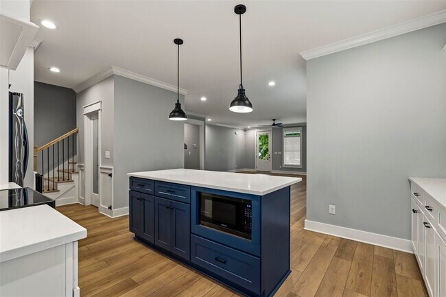 Building Photo - 633 Village Way