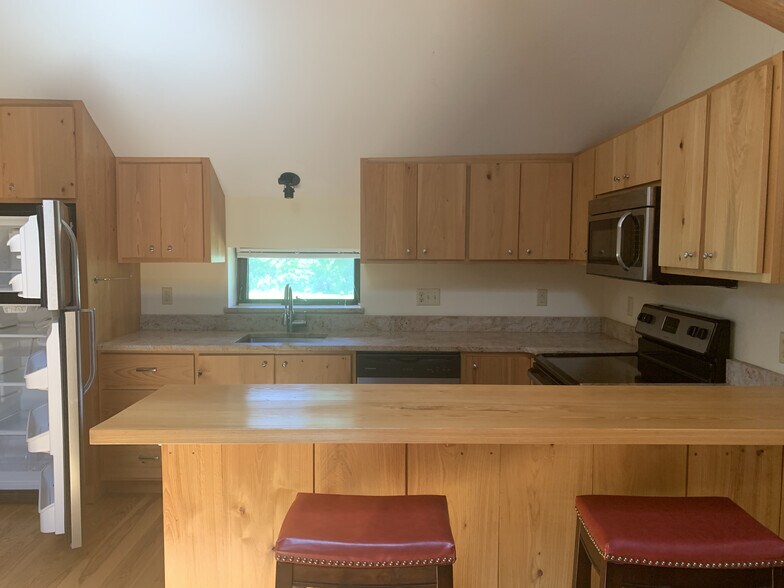 Kitchen: granite countertops, new appliances, - 7098 FERRY Rd