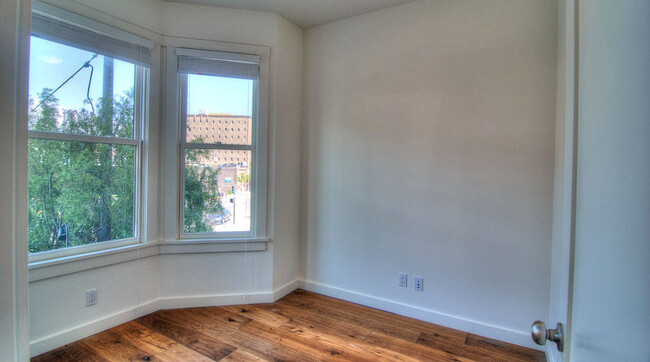 Building Photo - Renovated 2bed/1bath Apartment, Laundry in...