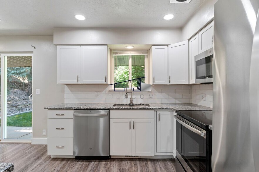 Building Photo - 1334 Henderson Dr