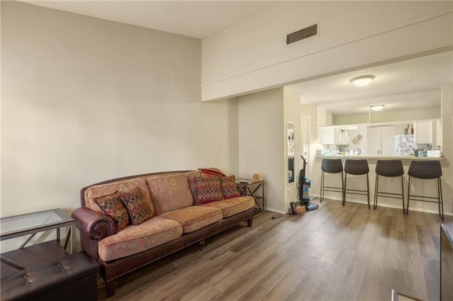 Building Photo - Croix #228