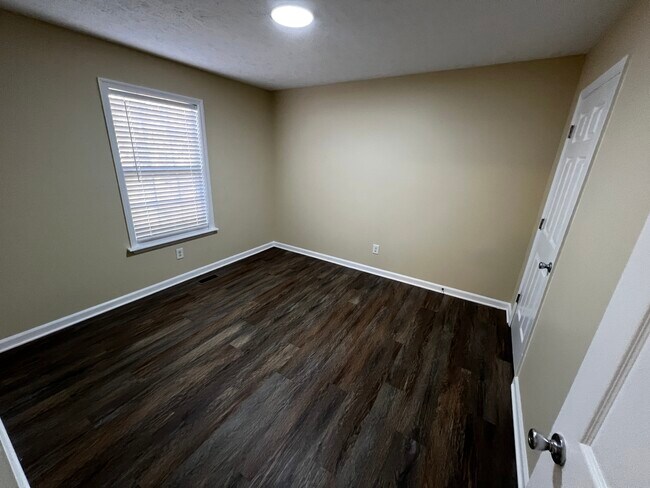 Building Photo - 5220 Redfield Dr