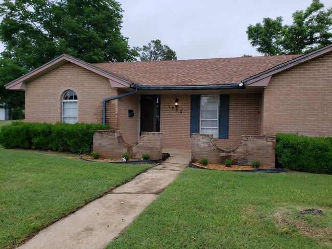 Building Photo - 1932 Elmhurst Dr