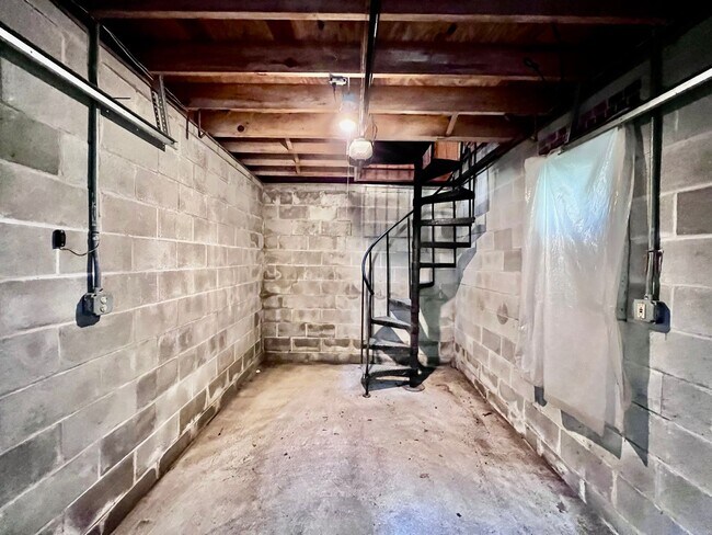 Building Photo - STUNNING home with fully finished BASEMENT!!!
