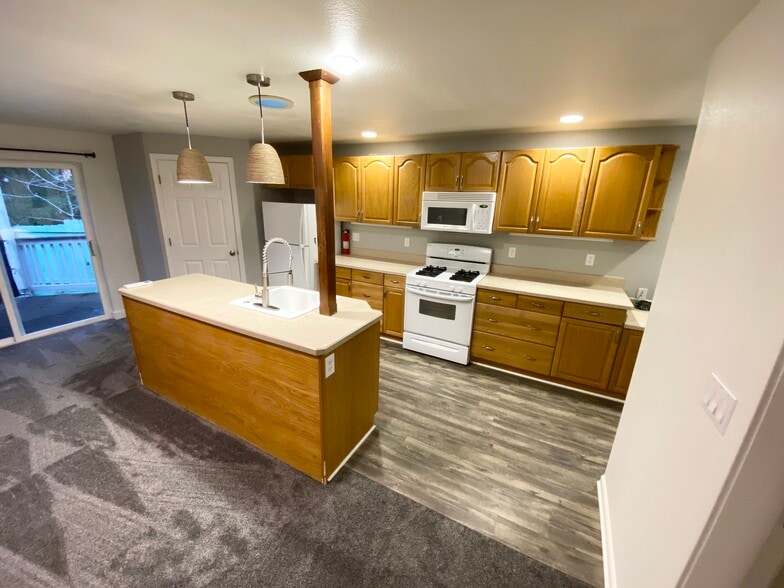 Building Photo - 2464-2 NE Ravenwood Dr