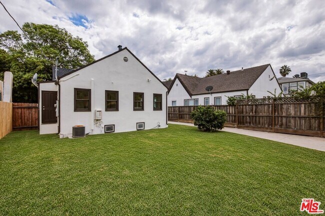 Building Photo - 525 N Crescent Heights Blvd