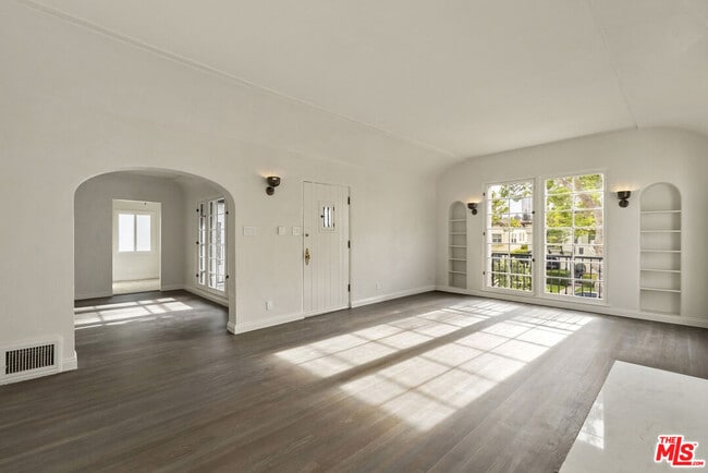 Building Photo - 428 S Bedford Dr