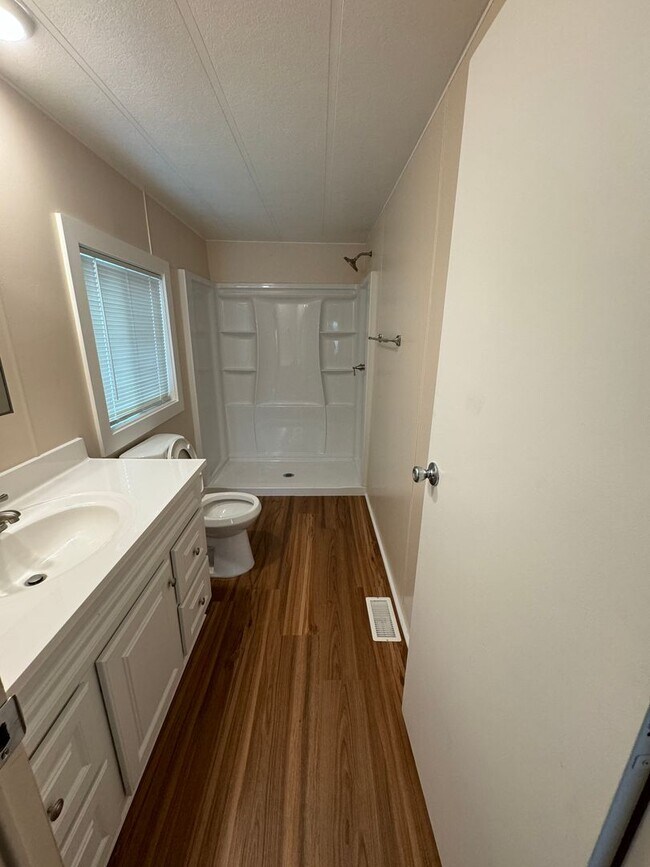 Building Photo - Beautiful rehabbed manufacture home in Lak...