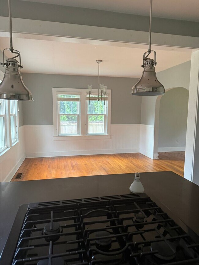 Building Photo - Beautiful 3 bedroom home with large backyard