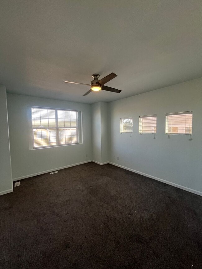 Building Photo - End Unit 3 Bedroom 2 Bath Townhome in Commerce City!