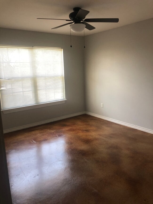 Building Photo - 3 bedroom, 2 bath DUPLEX!