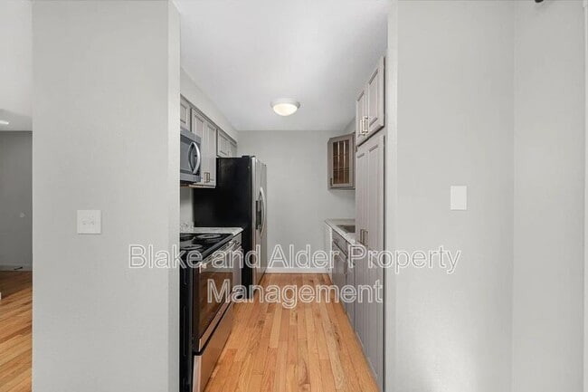 Building Photo - 2402 SE 9th Ct