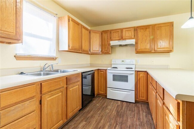 Building Photo - 210 Meadow Ct
