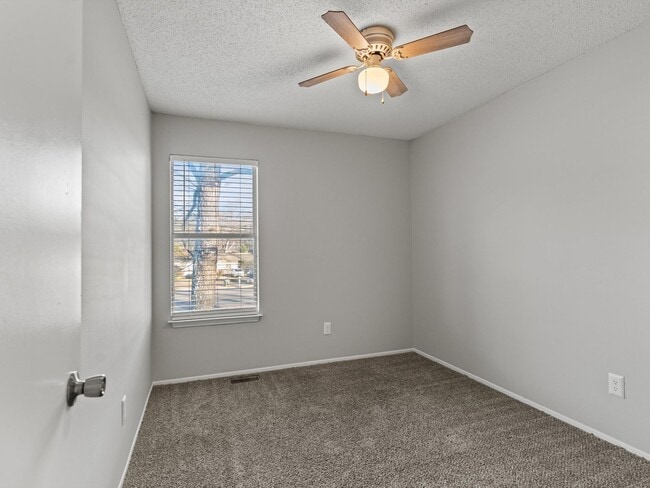 Building Photo - Newly renovated 3 bedroom/2 bath Townhome - Move In Special