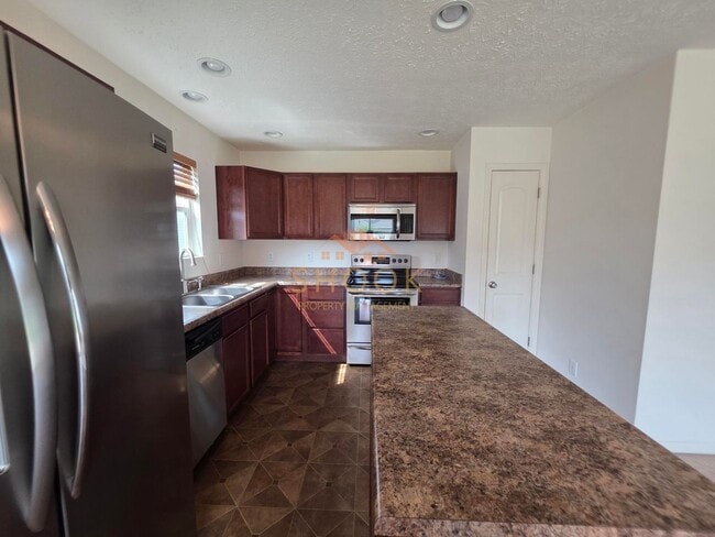 Building Photo - LINDBERGE VILLAGE COZY 3BR/2BA