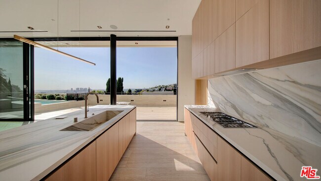 Building Photo - 8765 Hollywood Blvd