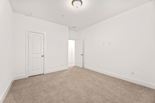 Building Photo - 2205 Southwick Dr