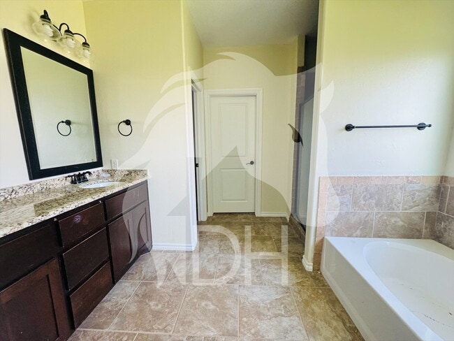 Building Photo - 924 N Creek Dr
