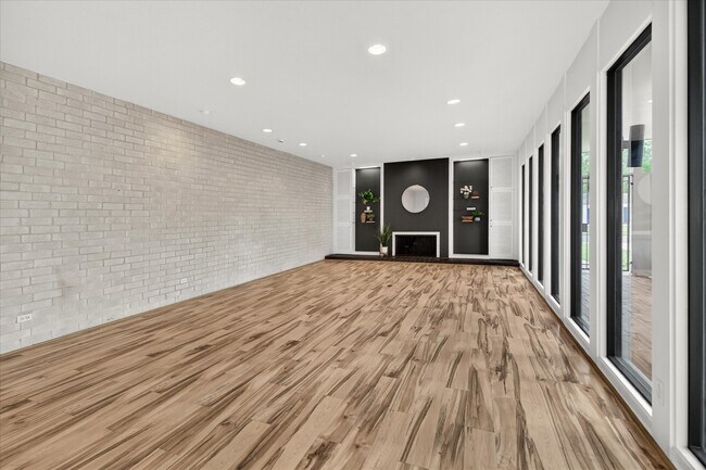 Building Photo - 147 Valley Dr
