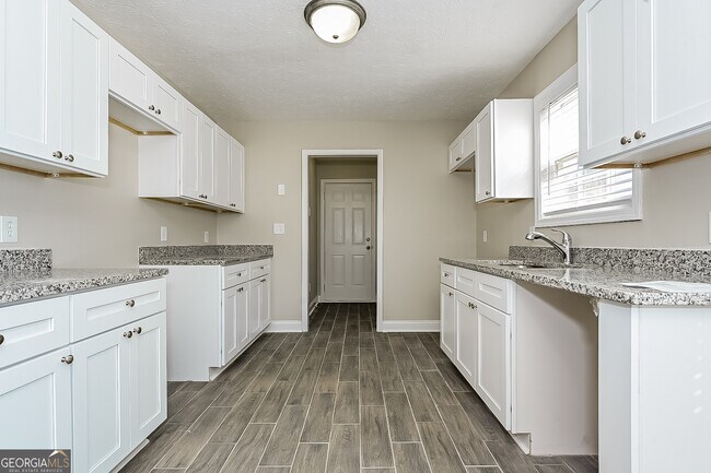 Building Photo - 1505 Queen Elizabeth Dr