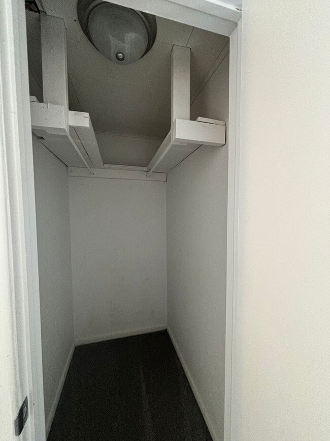 Building Photo - 3 Bedroom 1.5 Bathroom home with a 2 car g...