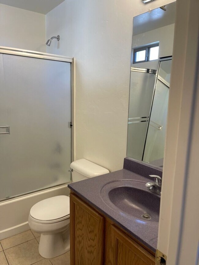 Building Photo - Beautiful 3 bedroom 2 bathroom!