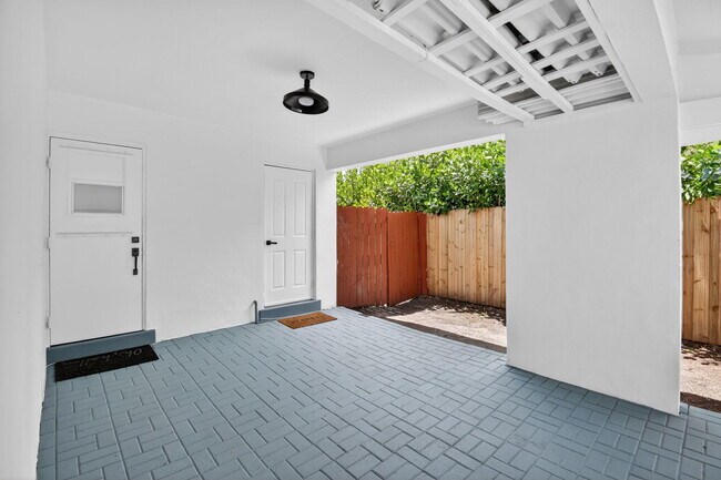 Building Photo - 2112 N 14th Terrace