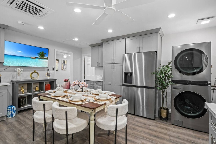 Building Photo - 10983 Parkdale Ave