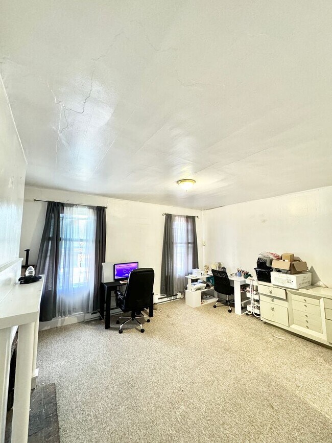 Building Photo - 141 E 20th Ave