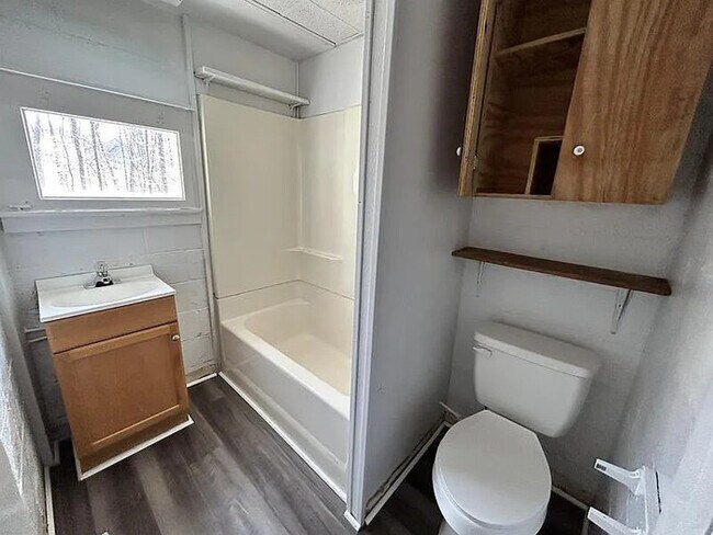 Building Photo - 4 Bedroom 2 Bathroom