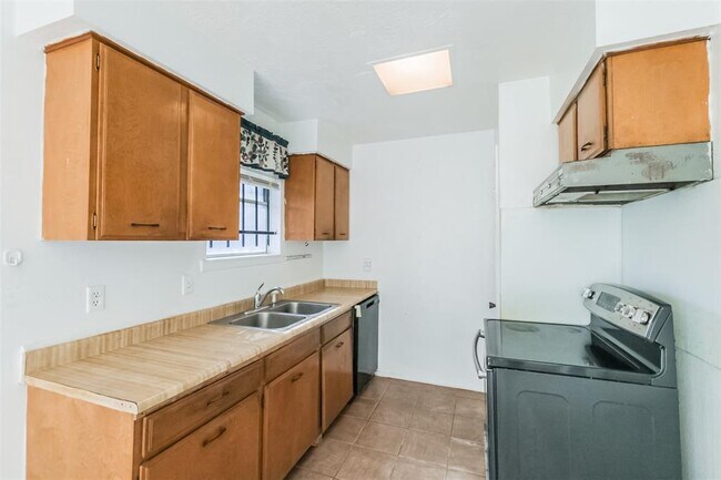 Building Photo - 4919 Glenridge Ln