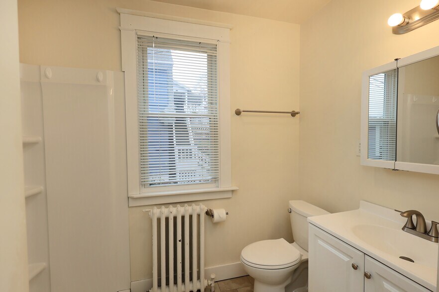 Building Photo - 146 Division St