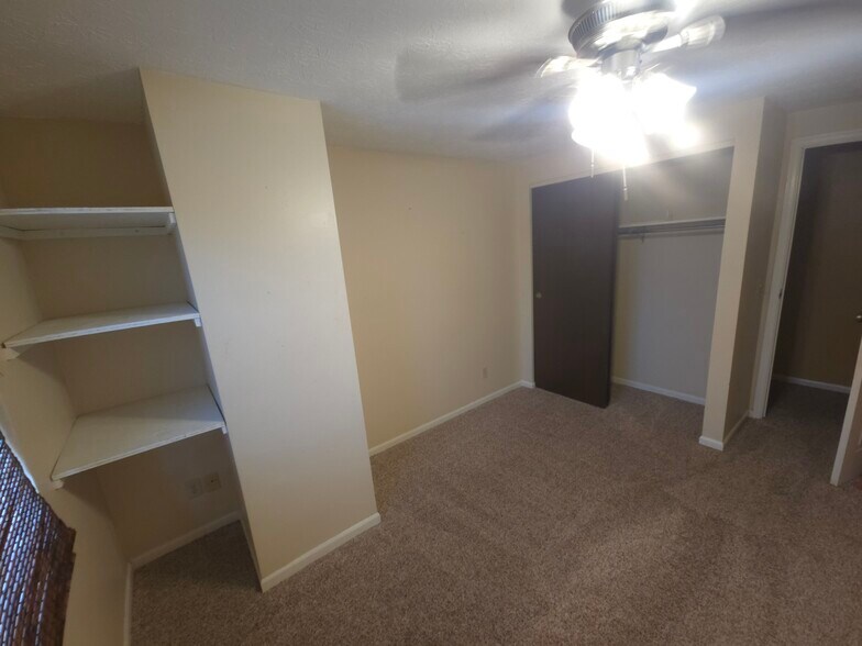 Bedroom 3 w/ built-ins - 7618 Thames Ct