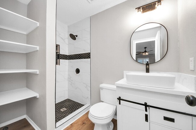 Building Photo - 1410 Long View Dr