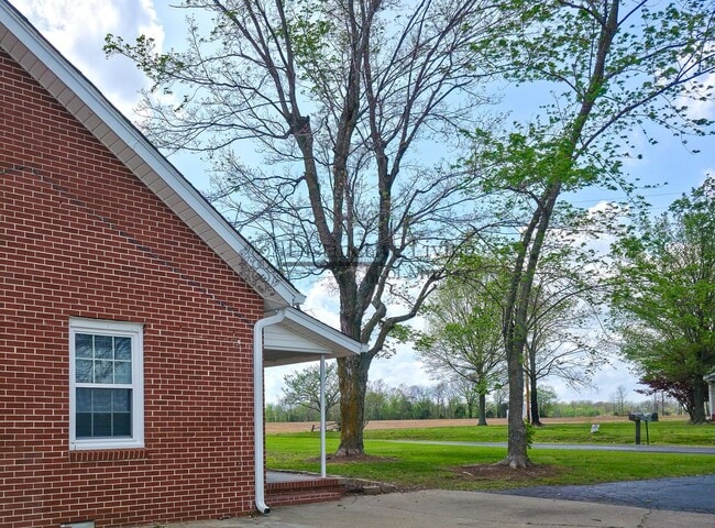 Building Photo - Attention Front Porch Sittin' Lovers- 2 bed 1 bath house in the country in Hazel