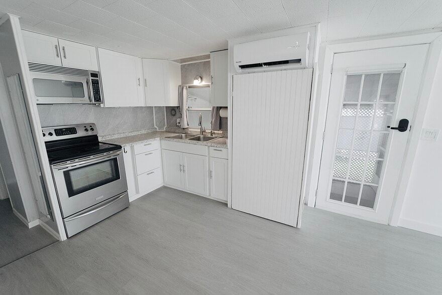 Building Photo - 8520 SW 18th Ct