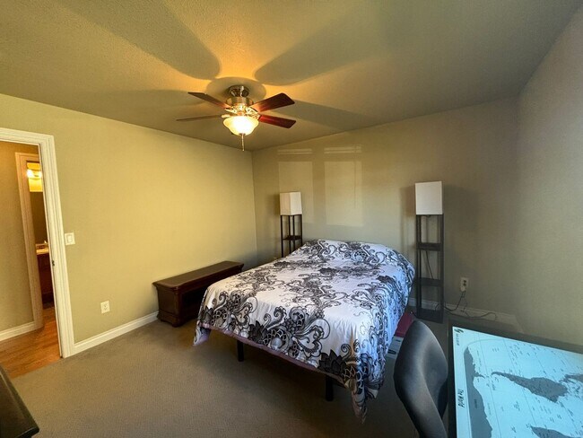 Building Photo - 3 BED | 3 BATH | TOWNHOME | DOUBLE GARAGE | WEST