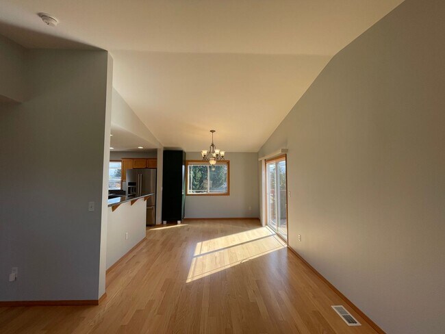 Building Photo - Spacious 5BR / 3BA Beacon Hill Home – 2,21...