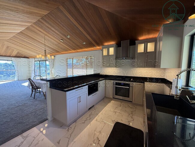 Building Photo - Impeccable Laureles Grade Estate Property with Valley Views