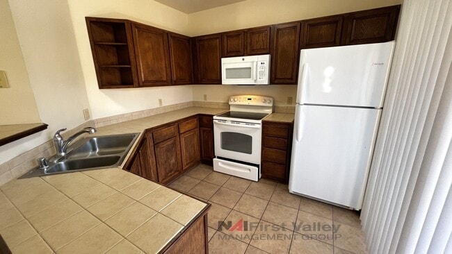 Building Photo - 3 Bedrooms, 2 Baths and a Single Car Garage