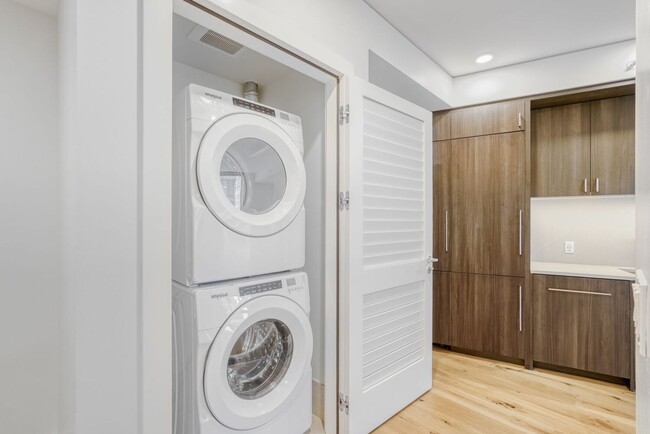 Building Photo - Newly Remodeled 1Bed/1 Bath Downtown Condo with Rooftop Deck & Luxury Amenities!